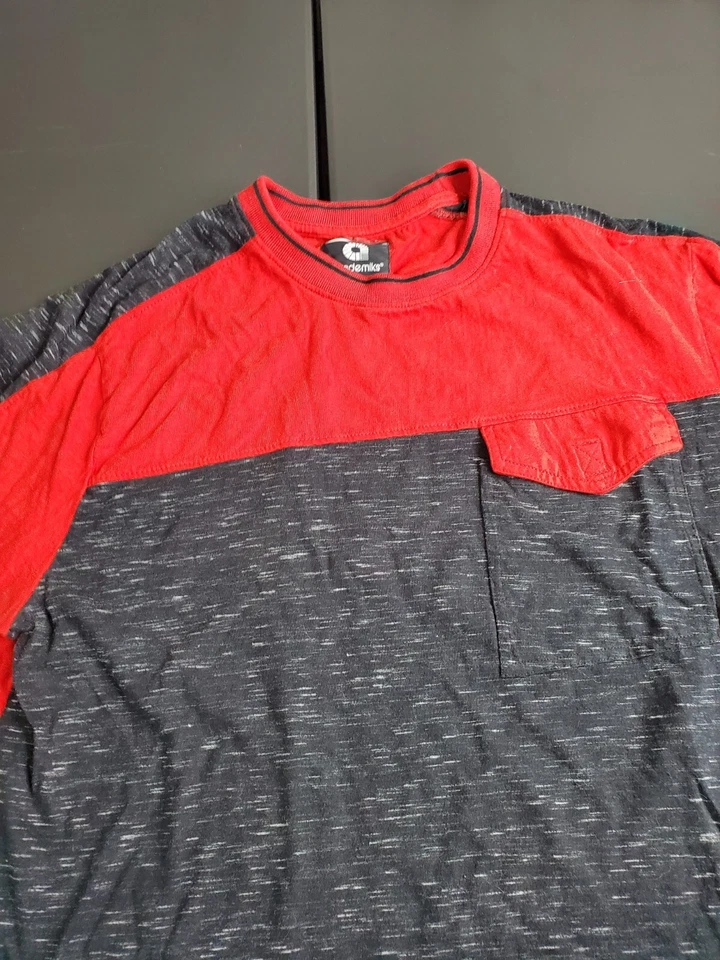 Camiseta de manga corta para hombre Akademiks rayas rojas/negras/blancas con logotipo talla grande Foto 2 de 4