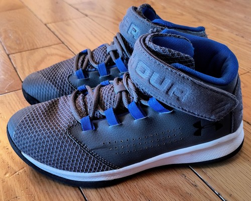 Jungen Under Armour Turnschuhe Größe 3