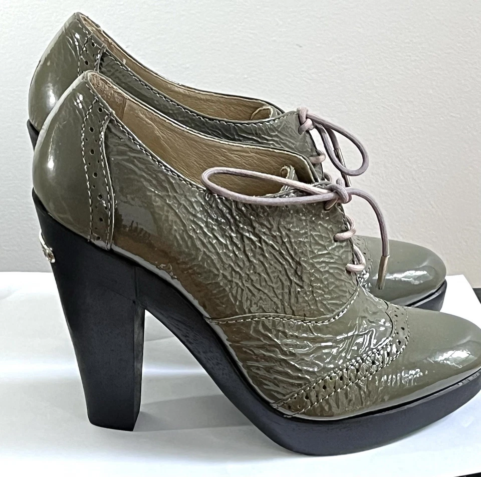 Zapato para mujer Michael Kors talla 7M gris charol plataforma con cordones punta de ala Foto 2 de 4