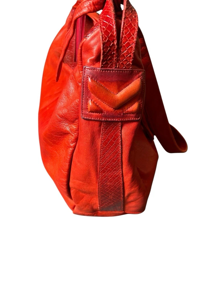 De Colección Bob Mackie Cuero Rojo Hobo Bolso de Hombro 14x10x4 Cremallera Bolsillo Boho Dije Foto 2 de 4