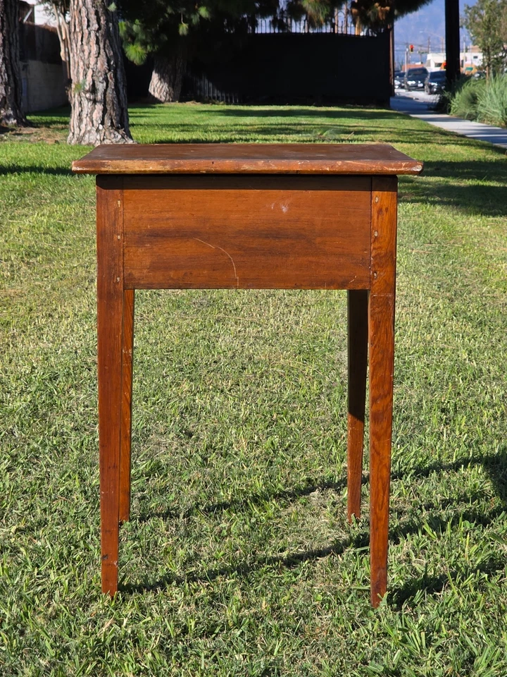 Antigua mesa de trabajo de cerezo de Nueva Inglaterra con un cajón c.1820 perilla original de setas Foto 4 de 4