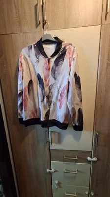 Damen-Bomberjacke mit Federmuster - Bild 1 von 4