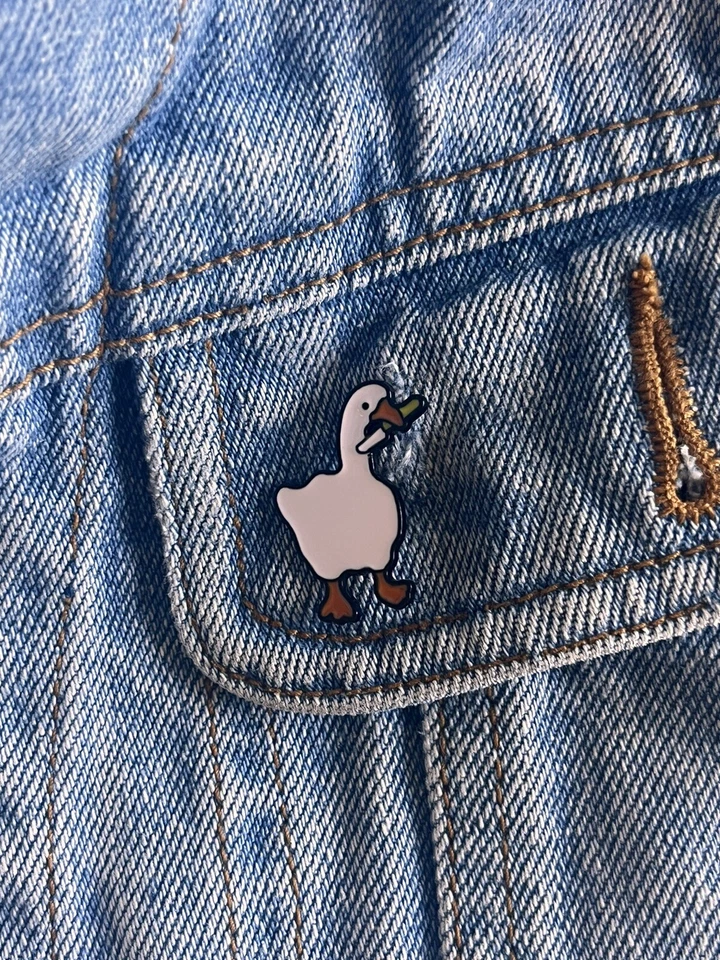 Ganso Con Cuchillo En Pico - Divertido Meme Videojuego Esmalte Pin - Excelente Estado Foto 3 de 4