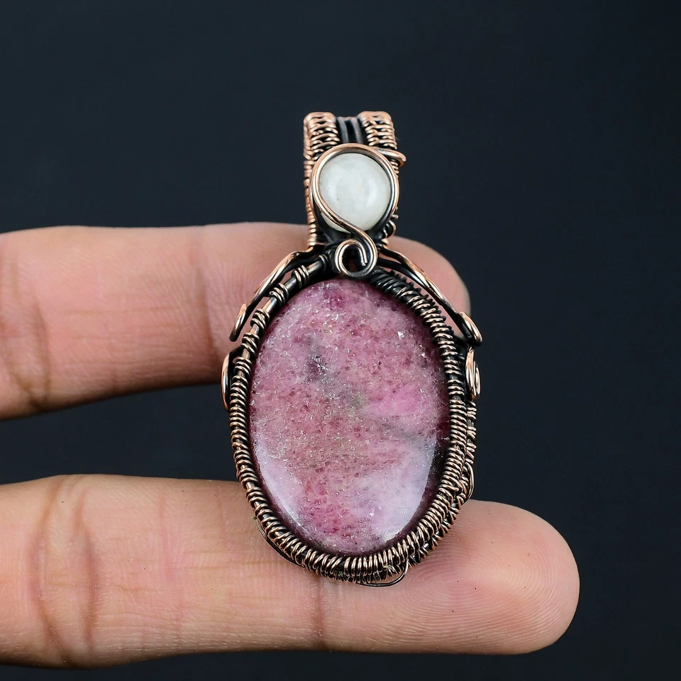 Pingente de joia envolto em fio de pedra da lua feito à mão pedras preciosas de rodonita - Imagem 3 de 4