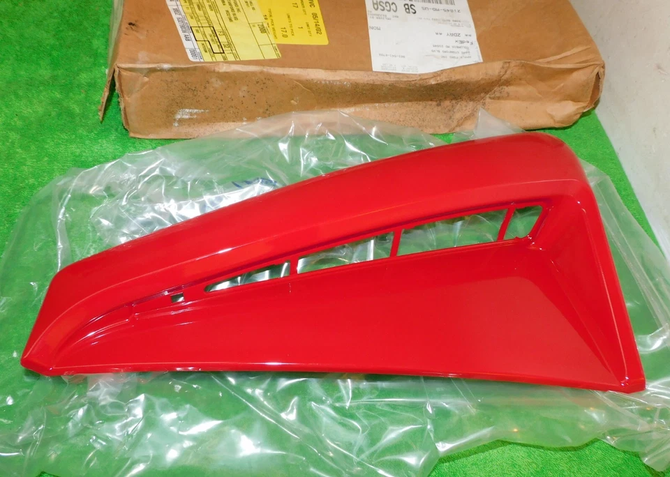 1999-04 Ford Mustang Coupe Conversível NOS RH QUARTO PAINEL LATERAL COLHER Tocha Vermelha - Imagem 2 de 4