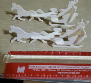 Lot of 2 1983 Wendy’s International Plastic Horse With Sled White vintage retro