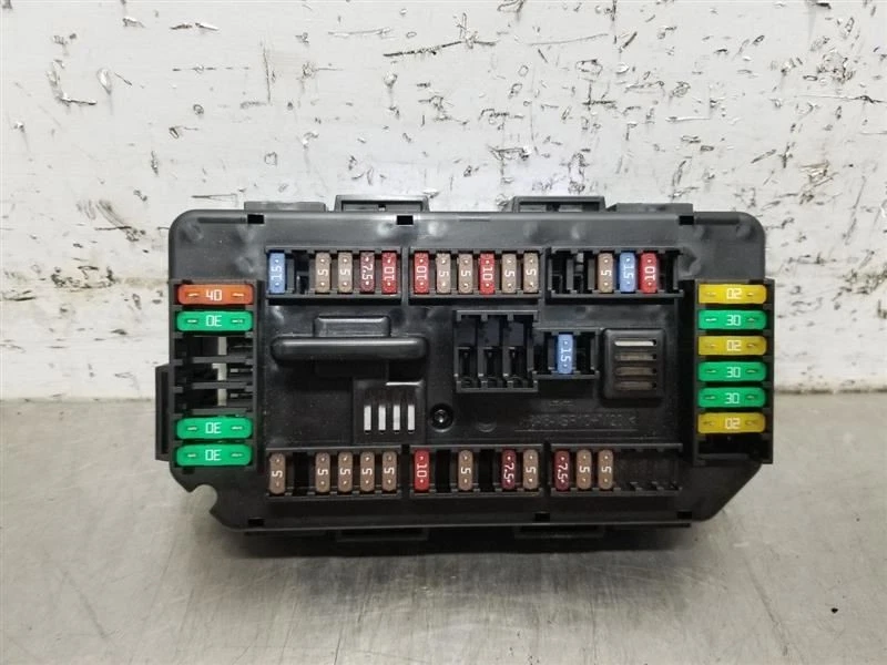 16 2016 BMW M235I ENGINE FUSE BOX - Image 2 of 4