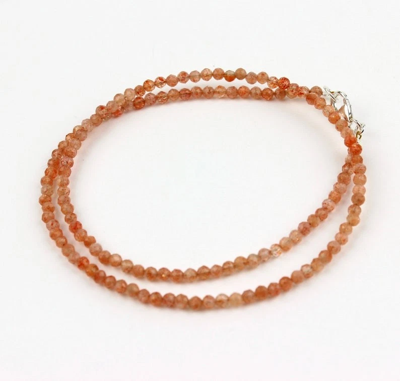 Collares minimalistas delicados con cuentas de piedras preciosas redondas facetadas de piedra solar marrón de 2 mm 18" Foto 4 de 4