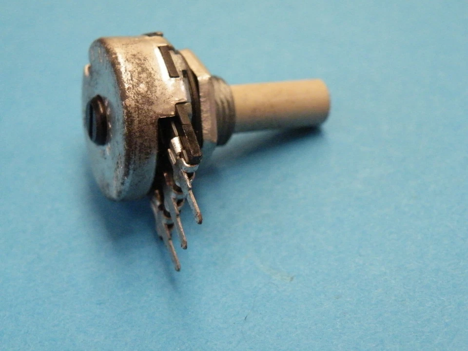 20mm Single Gang Potentiometer Shaft 1/4" D Flat PCB 470K Log 12g Z222 - Image 2 of 4