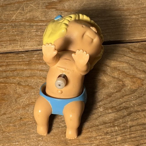 Juguete de cuerda Tomy 1983 vintage bebé niña pañal azul y lazos para el cabello - Imagen 7 de 15