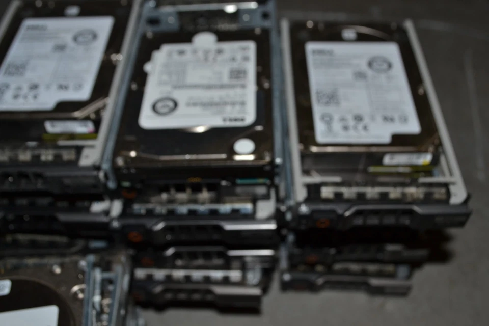 LOTE DE 65 HDD SAS MISTO 2,5" 600GB COM CADDY PARA SERVIDORES DELL POWEREDGE - Imagem 2 de 3