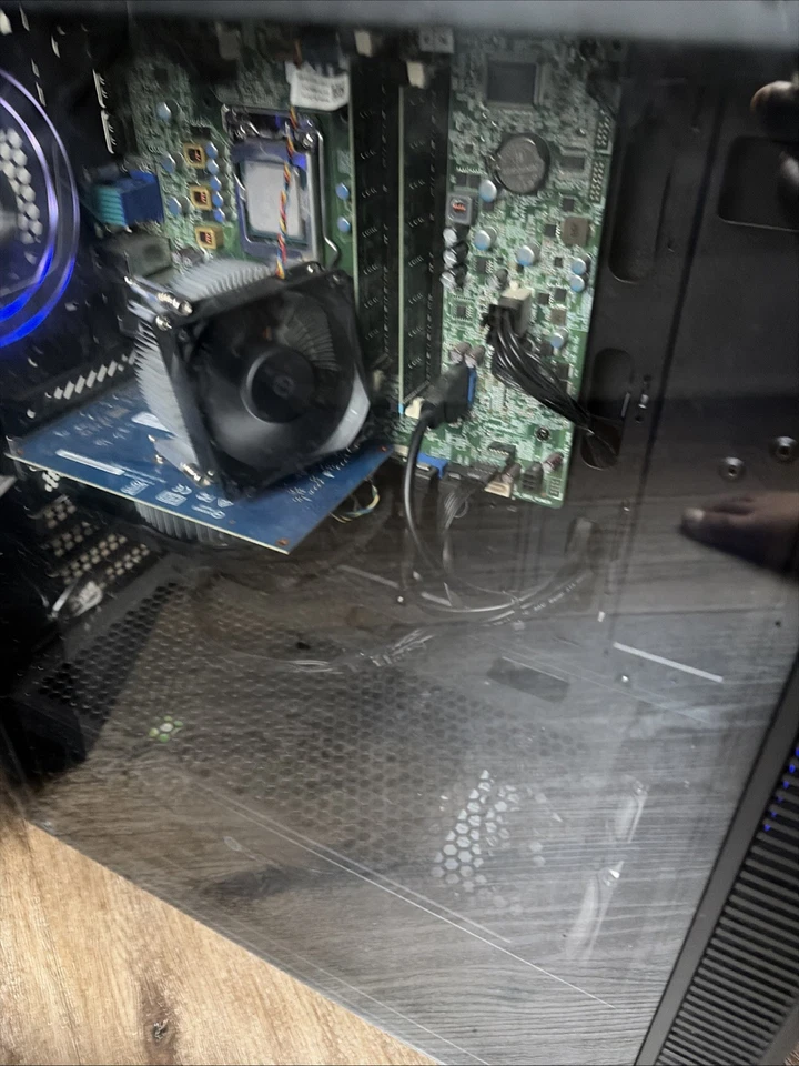 PC de escritorio para juegos Foto 3 de 4