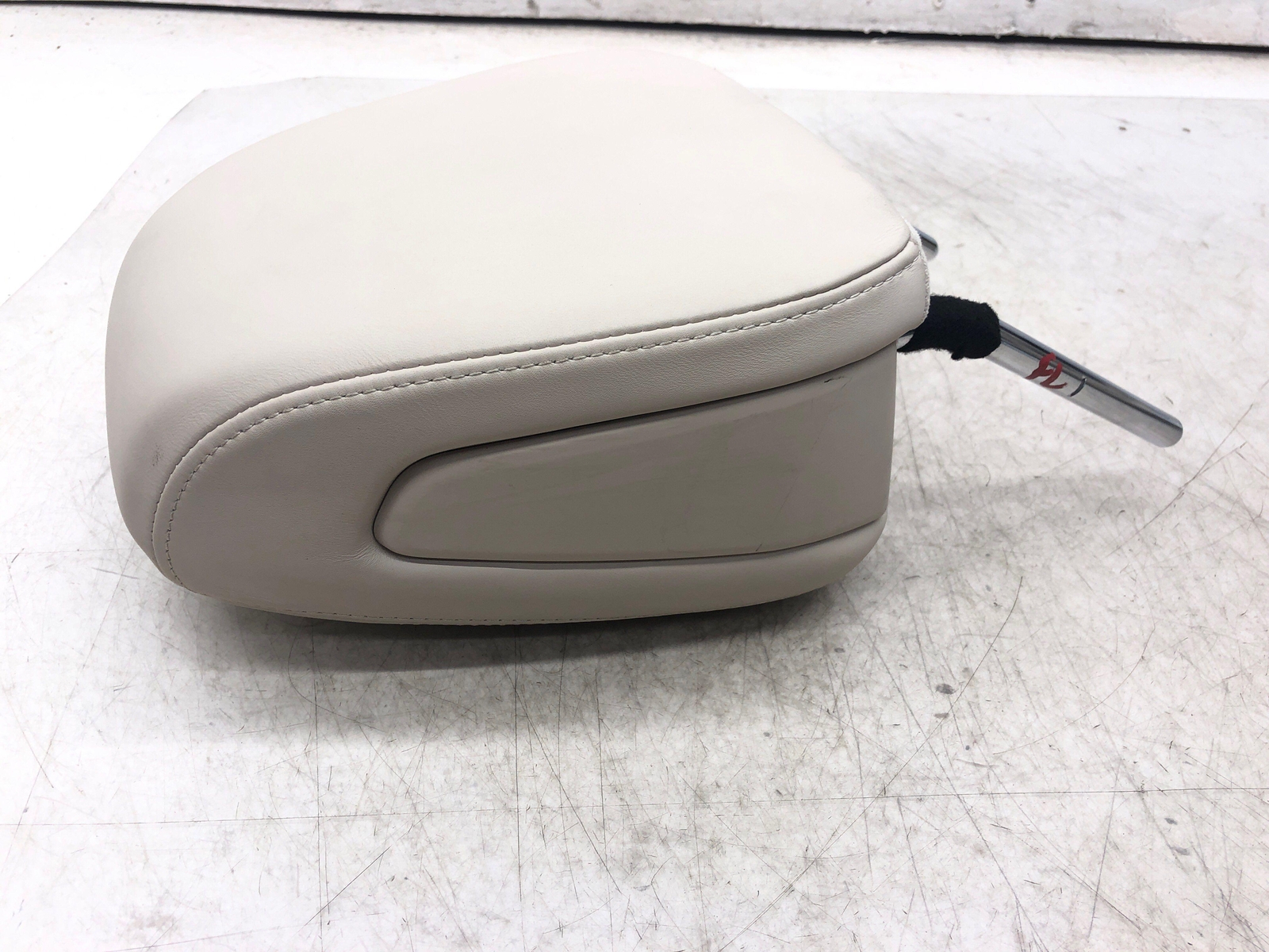17-22 MASERATI LEVANTE FRONT RIGHT OR LEFT SEAT HEADREST BEIGE OEM *NOTES (B)