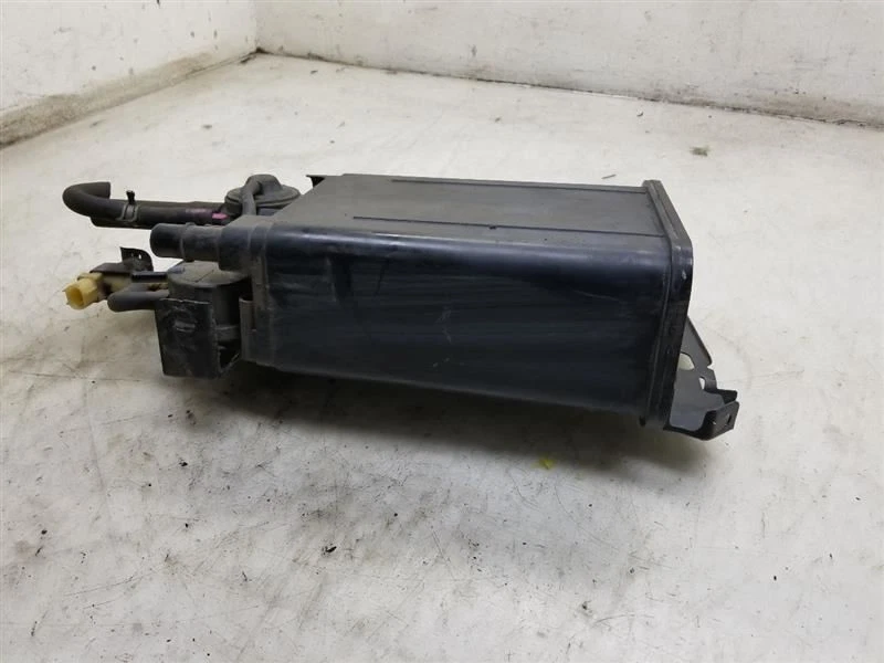 Toyota Sienna 2003 bote de vapor de combustible Foto 3 de 4