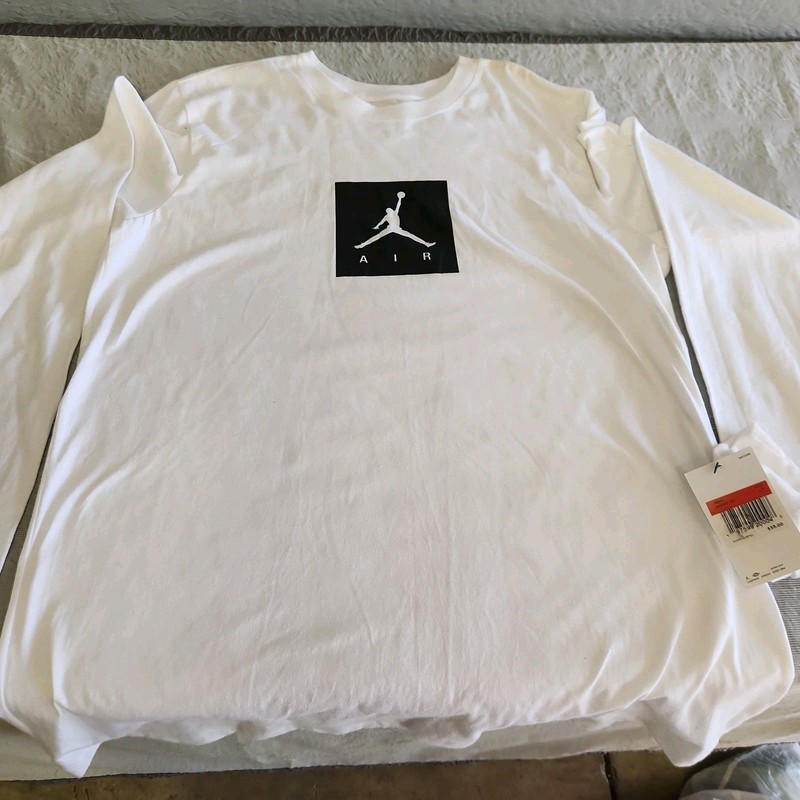 Air jordan Mens long sleeve t-shirt White Sizw LT MSRP $ 35
