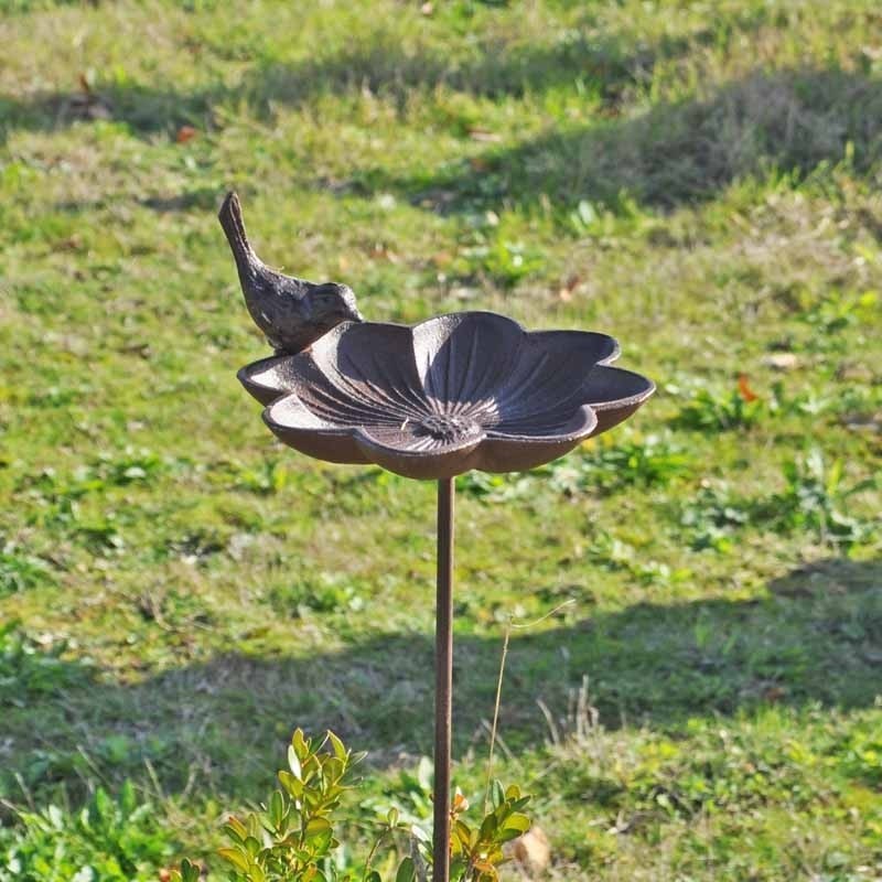 Mangeoire oiseaux en forme de fleur pour animer votre terrasse fleurie