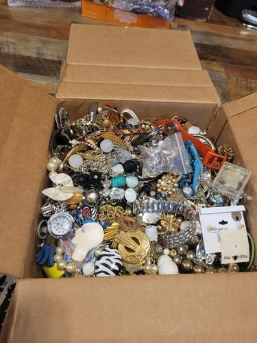 vintage-to Now-BROKEN -REAL JUNK-ALL NOT WEARABLE-GOLD TONE-jewelry Lot- 17 Lb