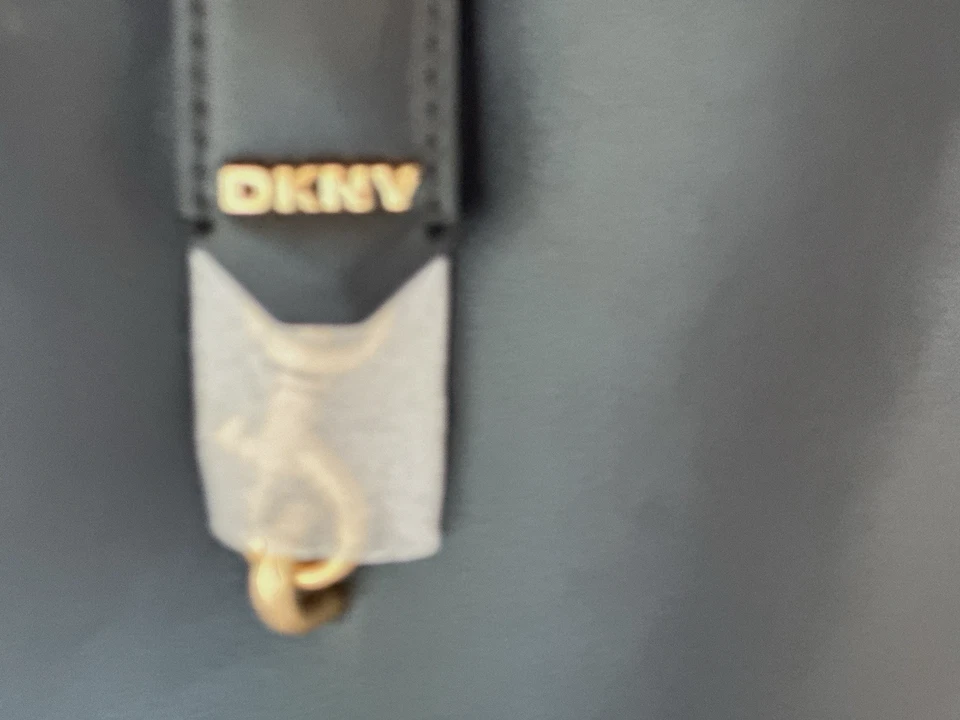 Bolso cubo de cuero negro DKNY con correa ajustable Foto 3 de 4