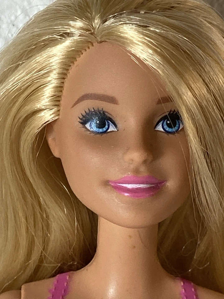 Mattel - Muñeca Barbie Playa Water Play - Rubia, Floral Traje de Baño Permanente Foto 3 de 4