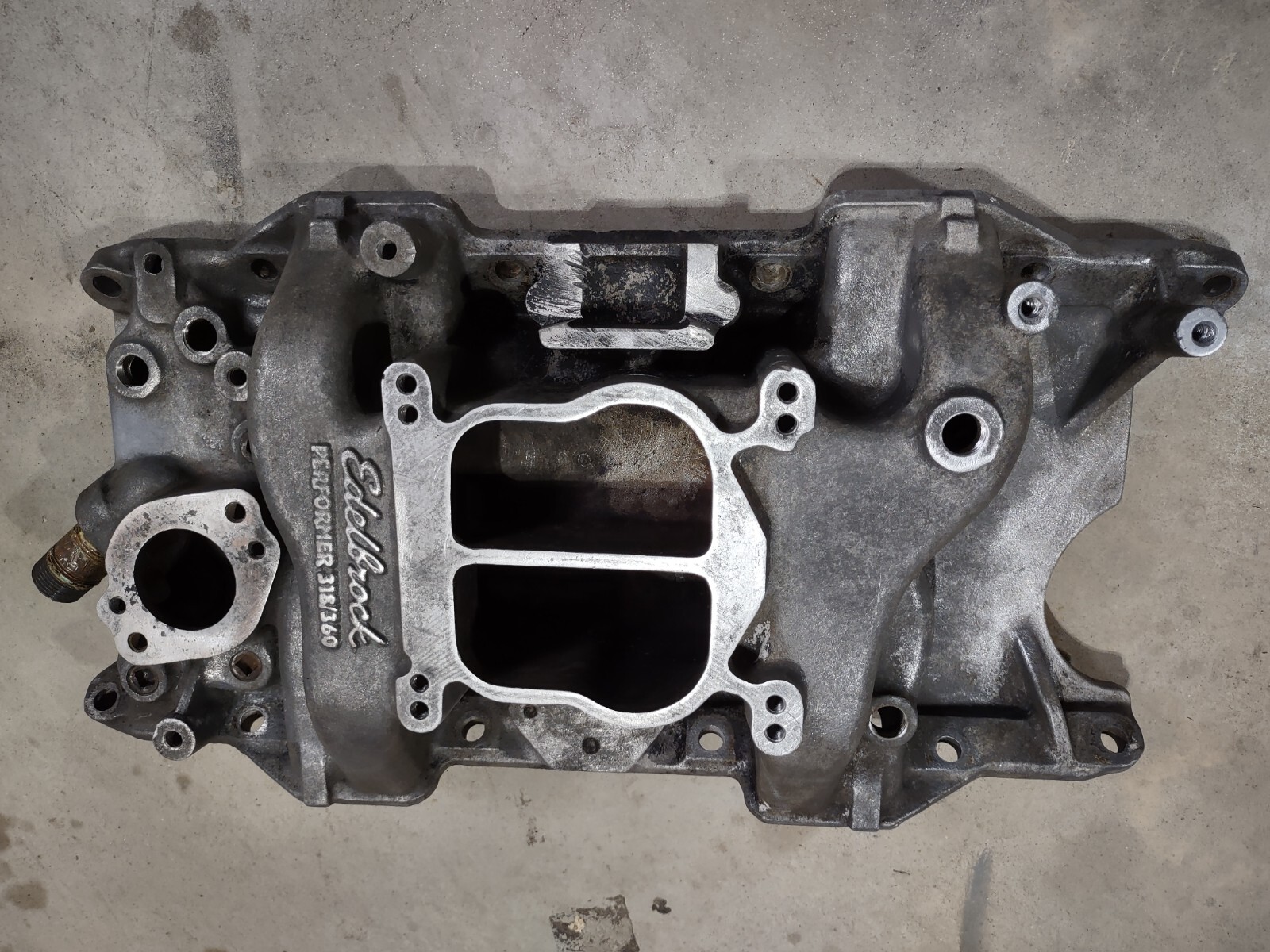 edelbrock performer intake PN 2176 for mopar, dodge ,plymouth LA 318