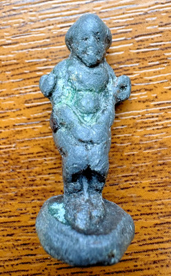 Kleine bronzefarbene Fruchtbarkeitsfigur im Priapus Stil antik römischer Stil Miniatur