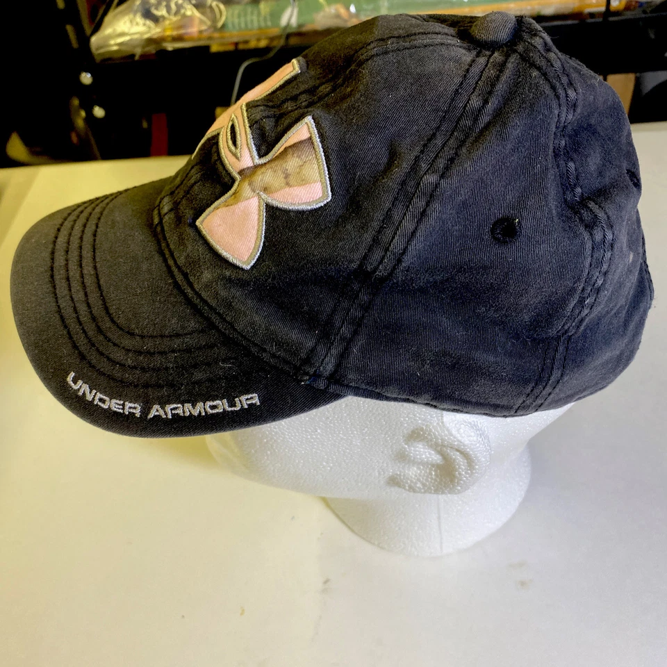 Gorra Under Armour para mujer negra con logotipo de camuflaje rosa, talla única gorra snapback usada Foto 2 de 4