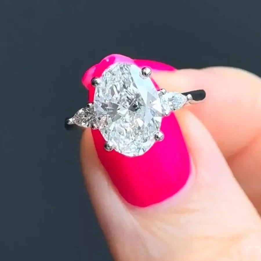 Помолвочное кольцо с тремя камнями муассанит овальной огранки 4,68 TCW с покрытием из белого золота 14 карат - Изображение 2 из 4