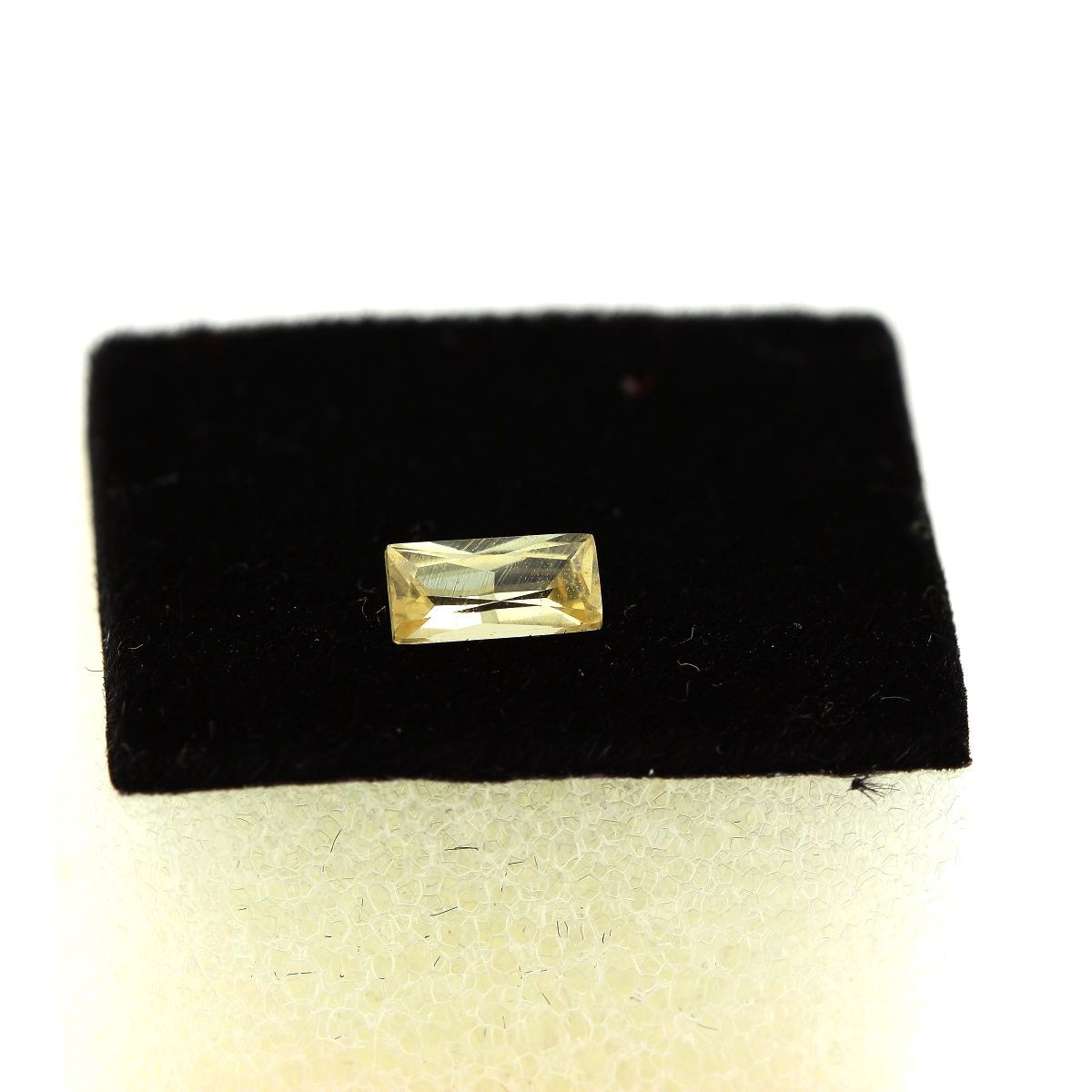 Pierre Précieuse Scheelite De 0,51 Carat - Qualité IF (Internally Flawless), Origine Chine, Neuf Avec étiquette