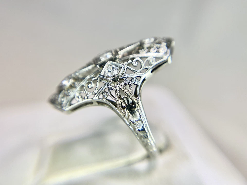 Anillo de cóctel Art Deco oro blanco 18k diamante redondo natural filigrana escudo Foto 4 de 4