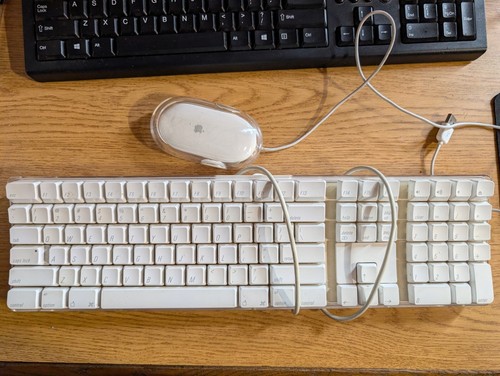 Original Apple A1048 Wired USB Keyboard W M5769 MOUSE