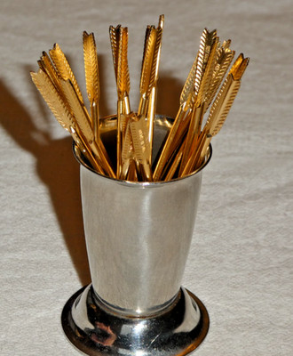 SCHÖNER SPIKESHALTER - ZAHNHEILUNG CHRISTOFLE HOTEL MIT GOLDENEN COKTAILSPITZEN