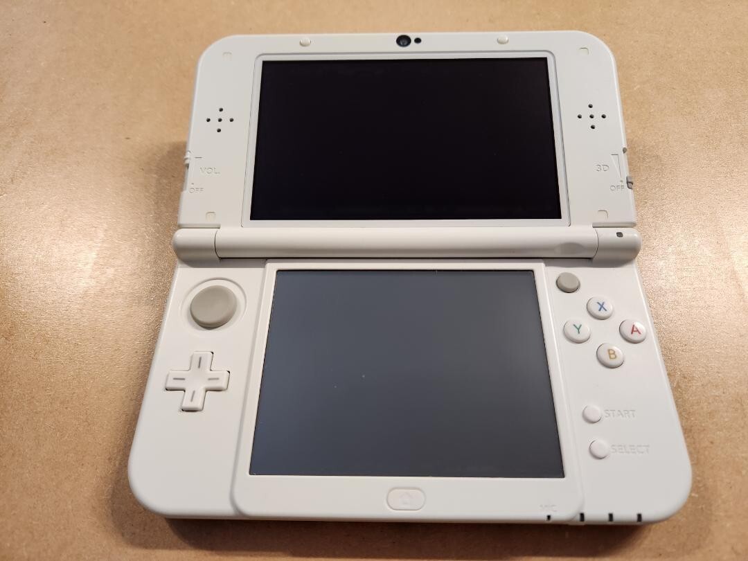 New Nintendo 3DS XL LL Pearl White Console Stylus Working New Nintendo 3DS XL LL Pearl White Console Stylus Working