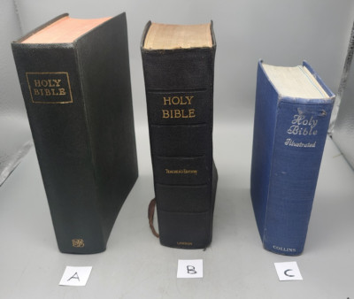 Drei alte heilige Bibeln, zwei mit Abbildungen und Karten (B)