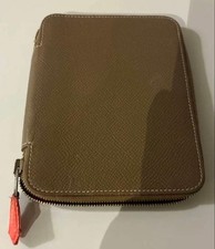 HERMES Etoupe Ribbon Print Embossed Leather Round Zipper Agenda Cover Unisex