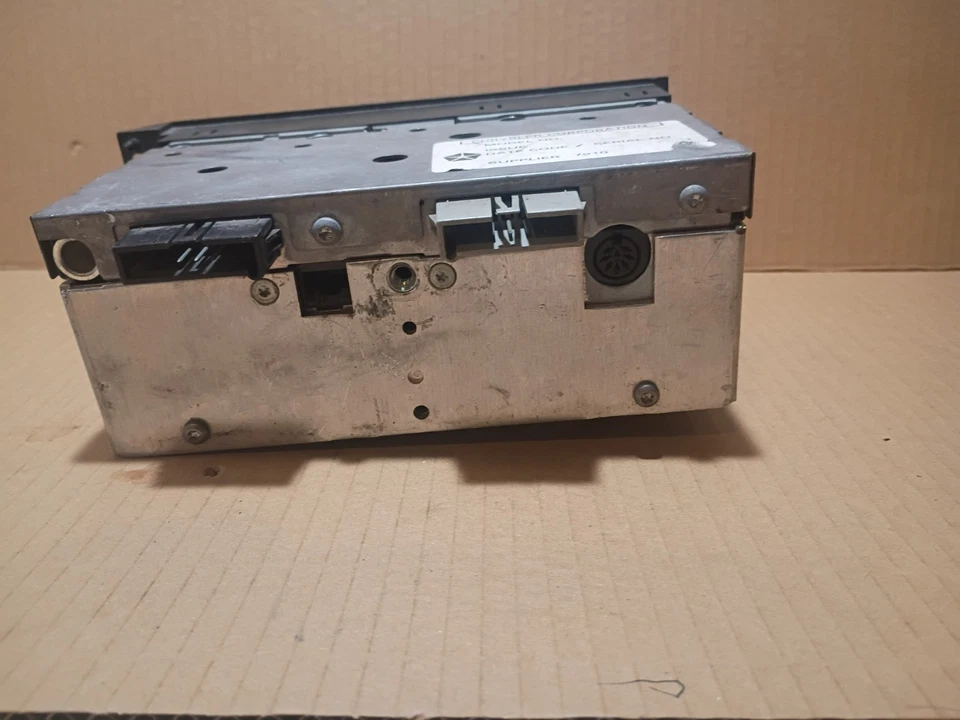 Unidad principal estéreo de radio Dolby Infinity 81-95 Dodge Chrysler Plymouth OEM 4469320 Foto 3 de 4