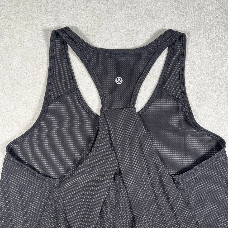 Camiseta sin mangas Lululemon Essential plisada para mujer 6 costuras negras/doradas elásticas-usada en excelente estado Foto 4 de 4