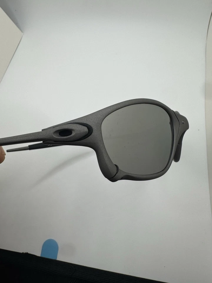 Gafas de sol Oakley para hombre de metal con montura gris oscuro lentes reflectantes mercurio Foto 2 de 4