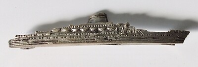 Brosche in Form eines Schiffes aus Metall arg.to - Maße: mm.10x50.