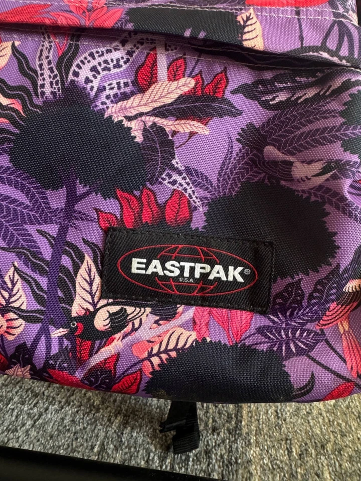 Mochila Eastpak — 24L — estampa flamingo selva roxa/rosa — poliamida - Imagem 2 de 4