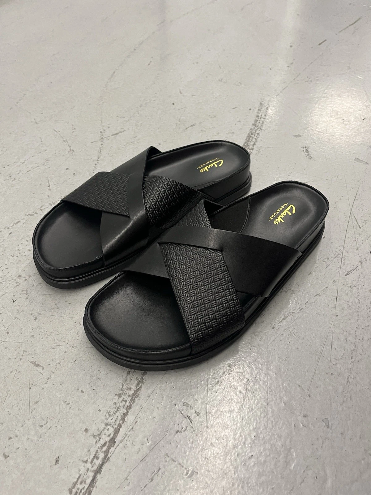 Sandali Clarks Torford Cross da uomo in pelle nera 9 5 M ciabatte firmate NUOVI