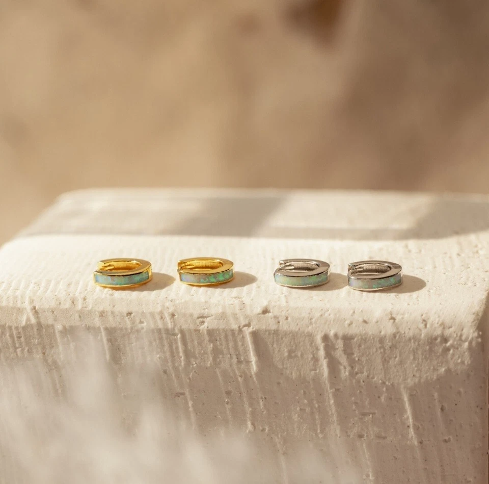 Pendientes Huggie de ópalo, pendientes de aro de ópalo de fuego • Delicadas piedras preciosas azules y verdes Foto 4 de 4