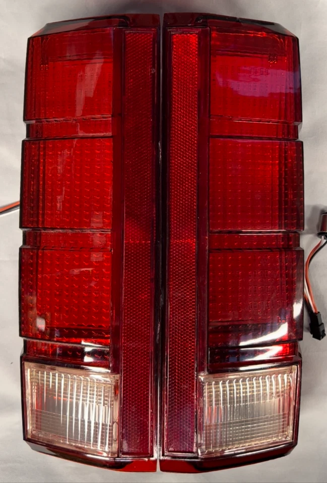 1980 - 86 福特 F150 F250 卡车野马红色尾灯一对带内置 LED 全新 — 第 3/3 张图片