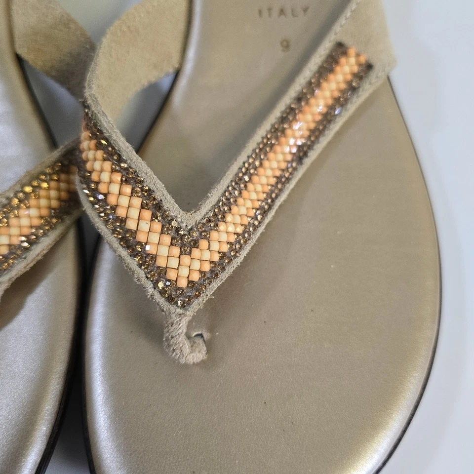 Sandálias tanga com miçangas e salto pequeno italianas tamanho 9 - Imagem 2 de 4