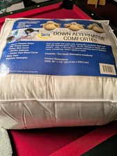 Serta King Size Down Alternative Comforter. NEW IN ORIGINAL PACKAGE