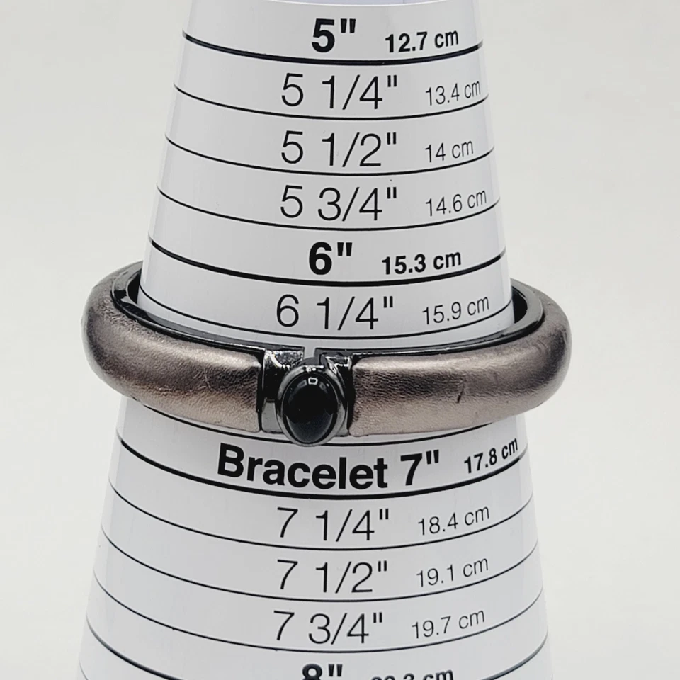 VINCE CAMUTO 铰边手链黑色凸圆形皮革 6.5 — 第 2/4 张图片