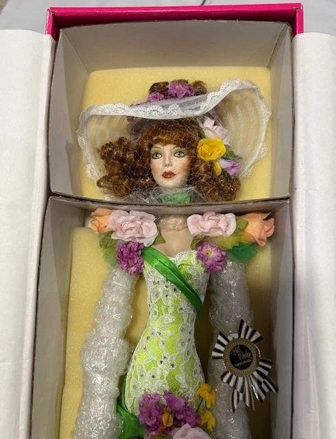 Muñeca de porcelana Bob Mackie 1995 22" temporada de primavera bellezas legendarias sin usar, en caja con certificado de autenticidad Foto 4 de 4