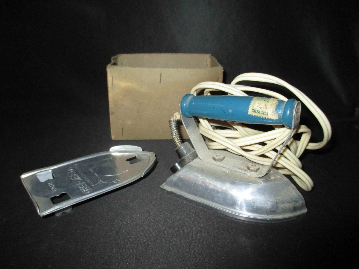 Ancien Fer à Repasser De Voyage Pour Bébé - 240v, Dans Sa Boîte D'origine, Jamais Servi !
