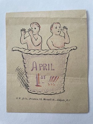 Vintage Aprilscherz Scheck zwei kleine Jungen mit Daumen um 1920