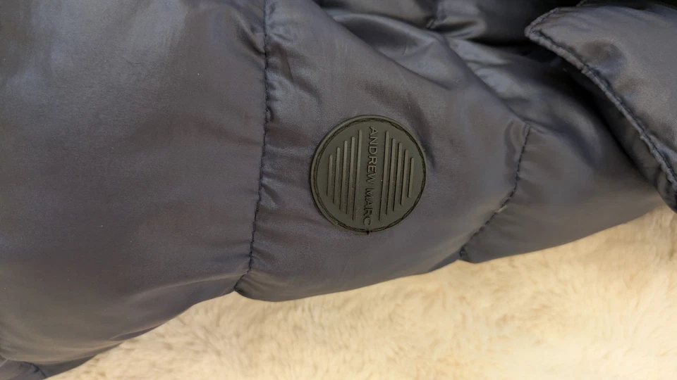 Chaqueta acolchada Andrew Marc Duck Down M azul marino 650 relleno con capucha extraíble abrigo acolchado Foto 2 de 4