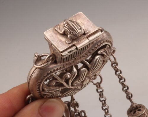 Tibetan Silver Flower Frog Hollow Snuff Bottle Wall Clock Decorative Collection - Picture 7 of 13